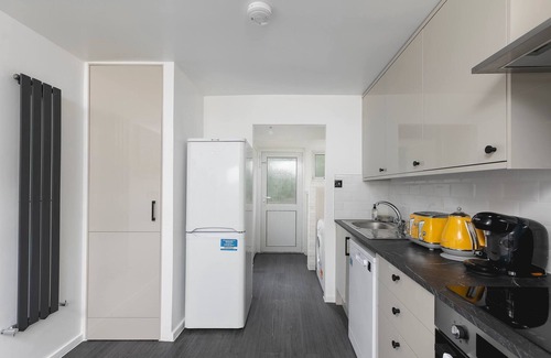 Shephall Apartment | Skyvillion - Lush 2 Bed Hydean Way House & Garden