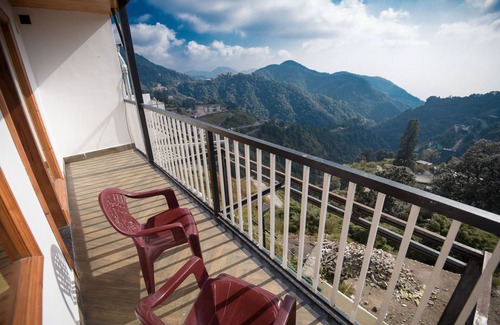 The Mall Road Condo | Slane Castle - 2 BHK w/King Bed, Parking, Bonfire