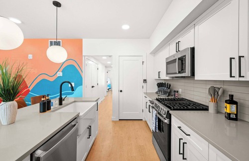 People's Freeway House | SLC Townhome 2BR Mountain Views Garage