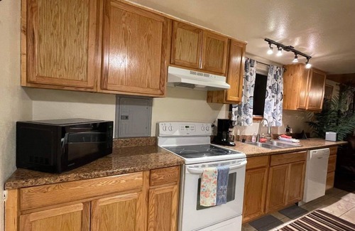 Knik-Fairview Cabin | Sled Dog Cabin: Family, Pet Friendly Quiet Home in Wasilla