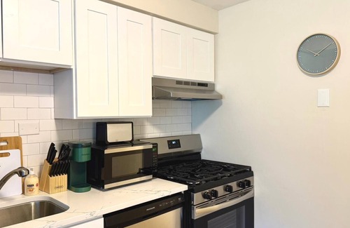 Des Plaines Apartment | Sleek 1BR Getaway: Ideal Spot Near O'Hare!