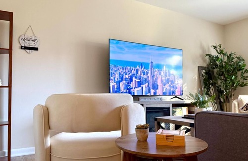 Des Plaines Apartment | Sleek 1BR Getaway: Ideal Spot Near O'Hare!