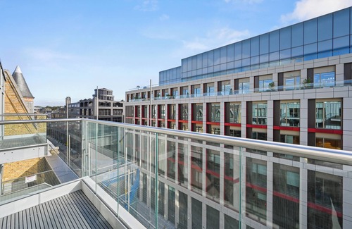 Farringdon Apartment | Sleek 2BD Flat w/Terrace - 2 Mins from Farringdon!