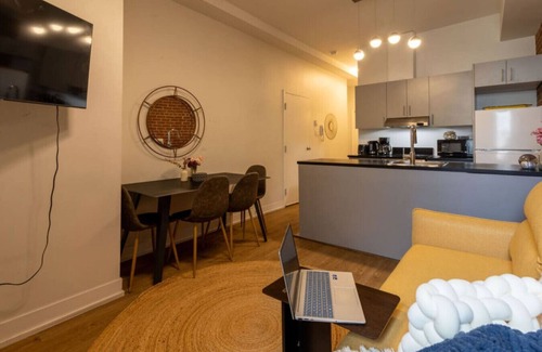 Downtown Montreal Apartment | Sleek 2BR in Heart of Downtown Montreal