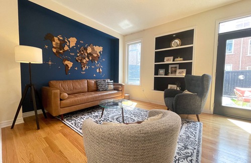 Clairlea - Birchmount House | Sleek 3-Level Townhome, Close to Subway Station