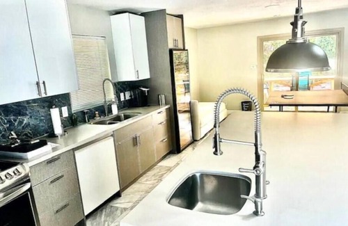 Briarwood House | Sleek 4BR Oasis/Modern Desert Gem - Ideal VRBO Getaway!