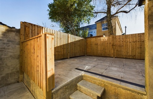 Easton House | Sleek 6-bed Townhouse with Garden