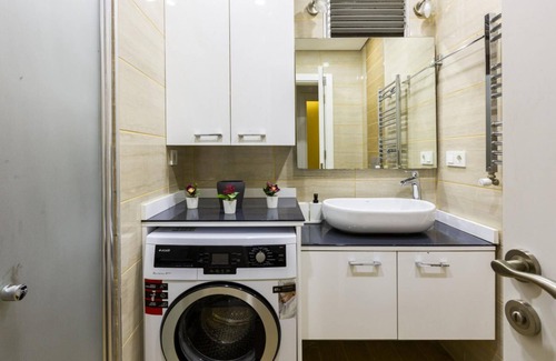 Macka Apartment | Sleek and Central Flat with Backyard in Besiktas