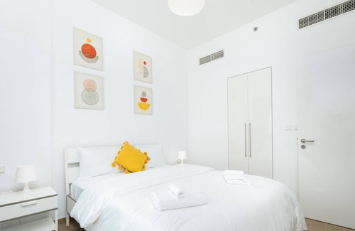 Dubai Apartment | Sleek and Contemporary 2 BR in Jebel Ali
