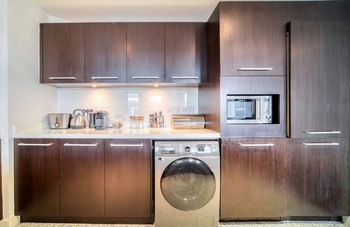 DIFC Apartment | Sleek and Convenient 1BR Apt in DIFC