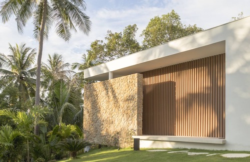 Thong Sala Villa | Sleek and spacious palatial family-style villa with a large garden