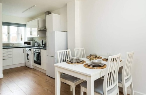 Anerley Apartment | Sleek and Stylish 2BD Home with a Garden Anerley