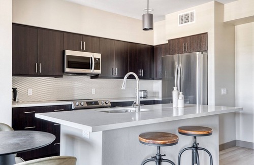 Burlingame Apartment | Sleek Burlingame 1BR w/W/D, Gym & Roof, nr Caltrain, by Blueground