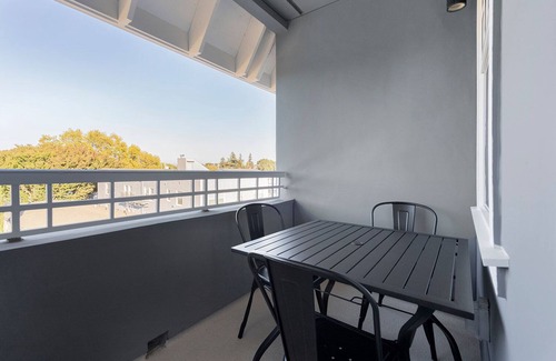 Burlingame Apartment | Sleek Burlingame 1BR w/W/D, Gym & Roof, nr Caltrain, by Blueground