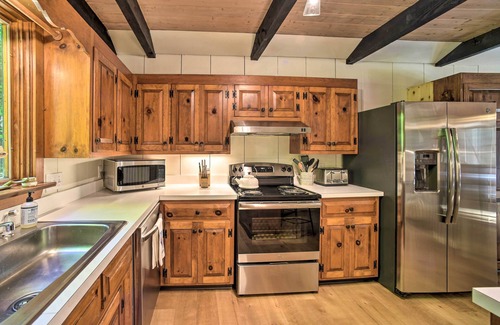 Wilmington Cabin | Sleek Cabin w/Deck, 8 Miles to Mount Snow & Hikes