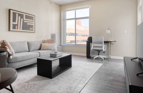 Belcaro Apartment | Sleek Cherry Creek 1BR w/ Gym, W/D & Roof Deck, near Mall, by Blueground