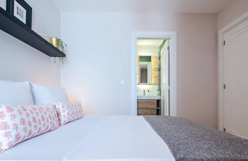 Celiktepe Mahallesi Apartment | Sleek Flat in Kagithane with Terrace