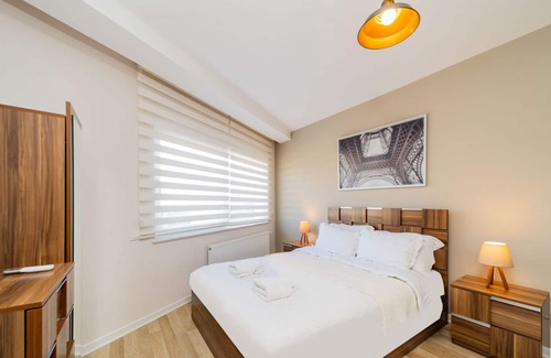 Konyaalti Apartment | Sleek Flat w Balcony 10 min to Coast in Konyaalti