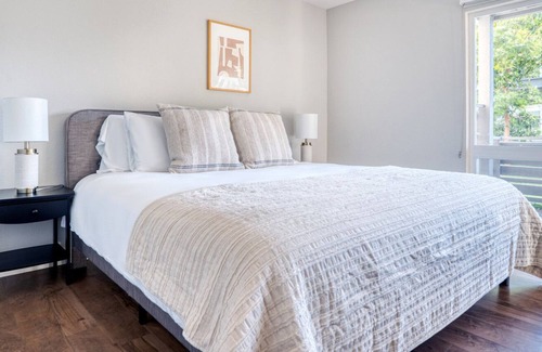 Foster City Apartment | Sleek Foster City Studio w/ Pool, W/D, Gym, near highways, by Blueground