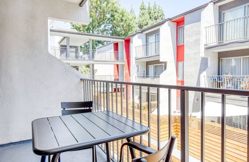 Atwater Village Apartment | Sleek Glendale 1BR w/Gym, Pool, Lounge, walkable location, by Blueground