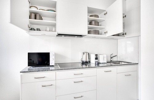 Iselin Apartment | Sleek Iselin 2 Room w/Storage, 1min to Local Market, by Blueground