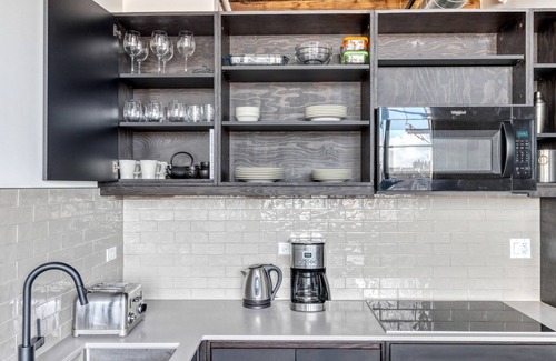 Sheffield Neighbors Apartment | Sleek Lincoln Park 1BR w/Lounge, Roof & Gym, near DePaul, by Blueground