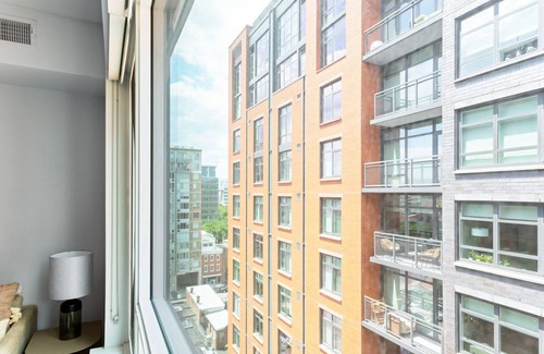 Mount Vernon Triangle Apartment | Sleek Mount Vernon Studio w/Pool, W/D & Gym, near Metro, by Blueground