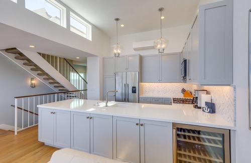 Hollywood House | Sleek Oxnard Townhouse w/Balconies: Walk to Beach