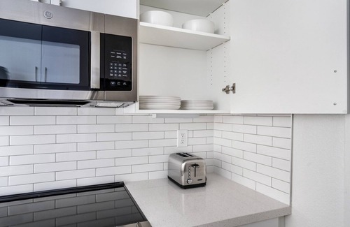 Midtown Apartment | Sleek Palo Alto 1BR w/Gym, Pool & W/D, nr Stanford, by Blueground