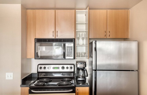 Old Pasadena Apartment | Sleek Pasadena 1BR w/Gym & Pool, nr Colorado Ave, by Blueground