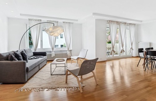 Horgen District Apartment | Sleek Rüschlikon Retreat