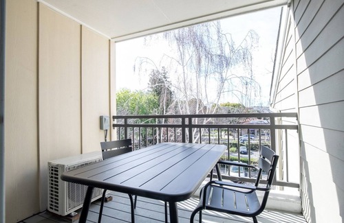 Santa Clara Apartment | Sleek Santa Clara 1BR w/Pool, Gym, nr. Caltrain & Mall by Blueground