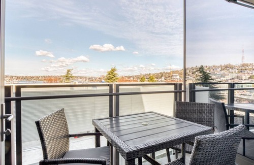 South Lake Union Apartment | Sleek South Lake Union 2BR w/Gym & Roof, nr downtown, by Blueground