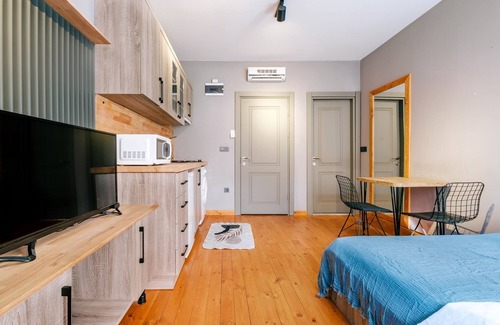 Fatih Apartment | Sleek Studio Flat Close to Kennedy Avenue in Fatih