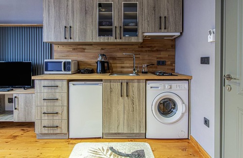 Fatih Apartment | Sleek Studio Flat Close to Kennedy Avenue in Fatih