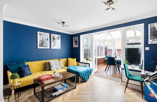 Hanham Apartment | Sleek Stylish House 2 Parking - Hot tub