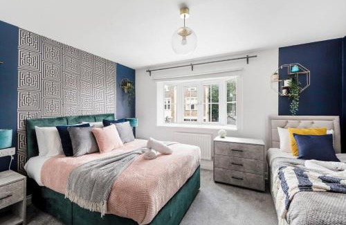 Hanham Apartment | Sleek Stylish House 2 Parking - Hot tub