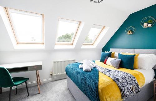 Hanham Apartment | Sleek Stylish House 2 Parking - Hot tub
