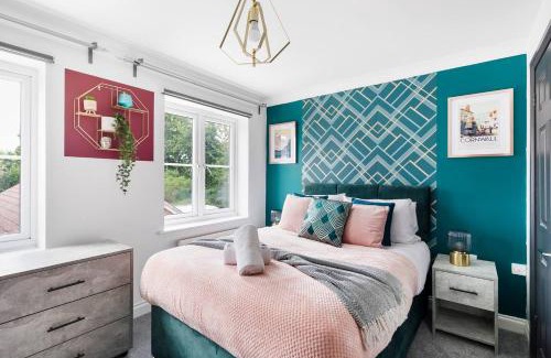 Hanham Apartment | Sleek Stylish House 2 Parking - Hot tub