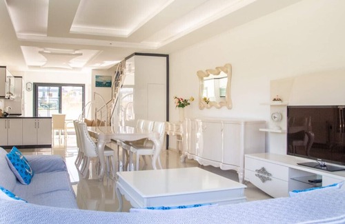 Cesme Villa | Sleek Villa with Private Pool and Garden in Cesme