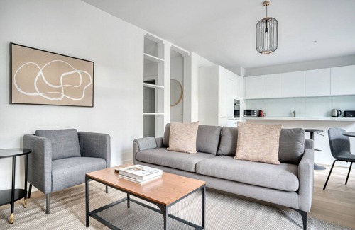 Vorstadte Apartment | Sleek Vorstädte 3.5 Room w/W/D & Storage, 2 min to Market, by Blueground