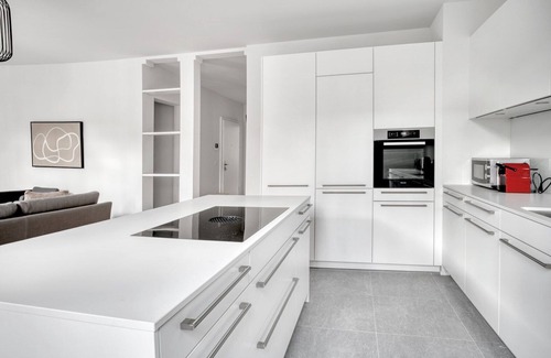 Vorstadte Apartment | Sleek Vorstädte 3.5 Room w/W/D & Storage, 2 min to Market, by Blueground