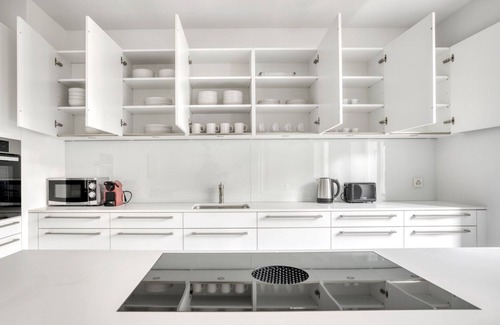 Vorstadte Apartment | Sleek Vorstädte 3.5 Room w/W/D & Storage, 2 min to Market, by Blueground