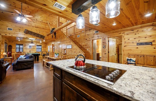 Broken Bow Cabin | Sleep 34! 7BR in 2 CABINS! Pool table, bocce, pets