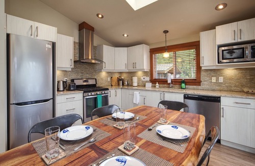 Port Renfrew Cottage | Sleep 8 Oceanfront View Cottage + Pet Friendly