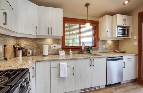 Port Renfrew Cottage | Sleep 8 Oceanfront View Cottage + Pet Friendly