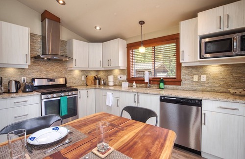 Port Renfrew Cottage | Sleep 8 Oceanfront View Cottage + Pet Friendly