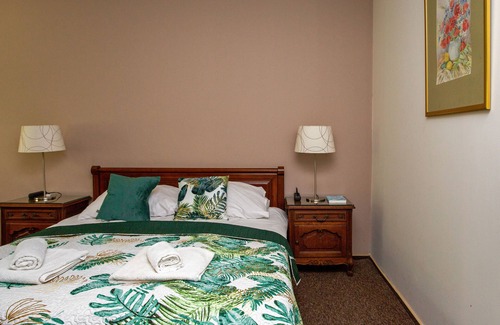 Niepolomice Hotel | Sleep at birdy countryside, only 5 km from Niepołomice. Breakfast included.