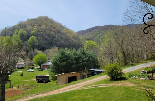 Canton House | Sleep at the bottom of Cold Mountain. Close to the golfing, hiking and beauty