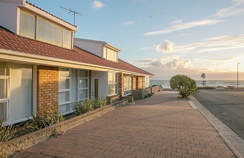 Glenelg North Apartment | Sleep By the Sea - Perfect Beach Holiday